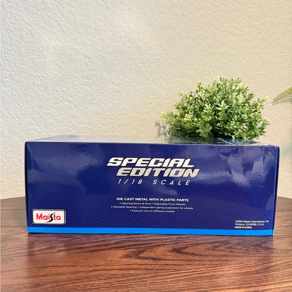 Maisto Diecast 1:18 Bugatti Divo Black Blue - Picture 6 of 6